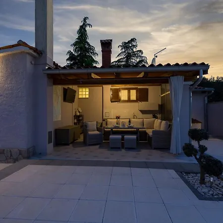 Dana Villa *