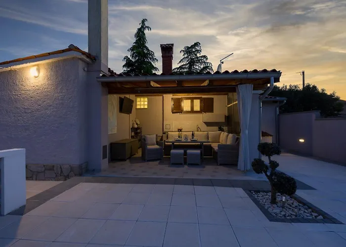 Dana Villa *