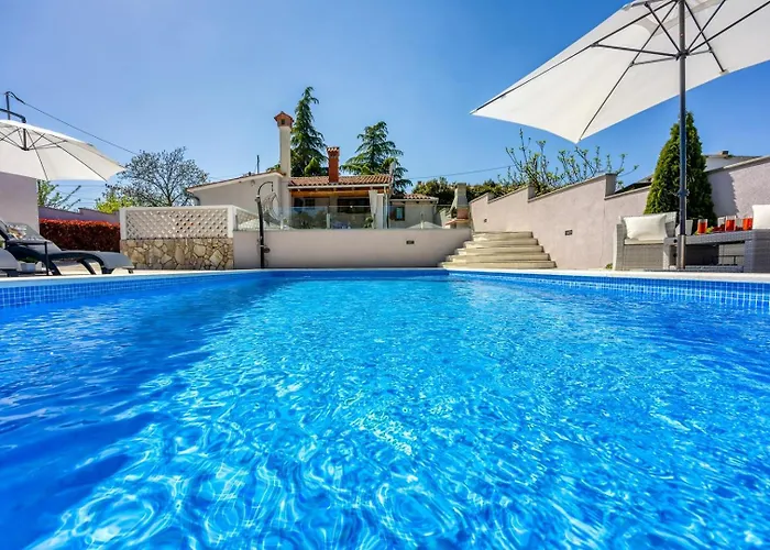 Dana Villa *