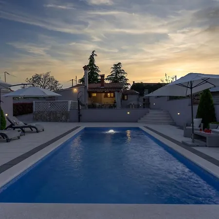 Dana Villa