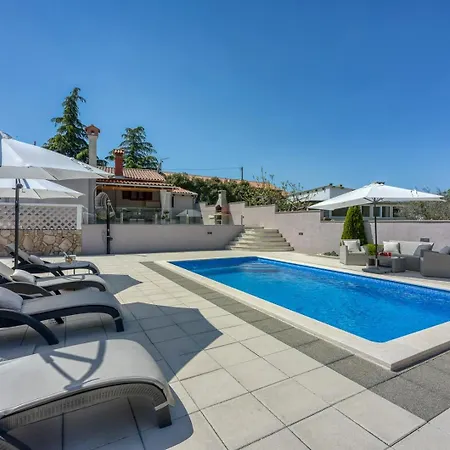 Dana Villa