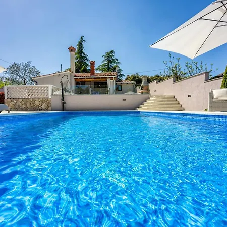Dana Villa *