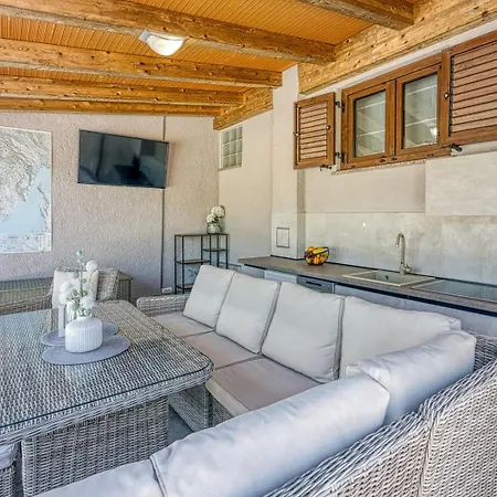 Dana Villa *